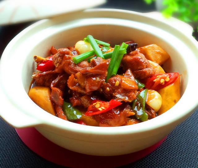 这是我吃过最好吃的砂锅鸡,单吃很带感,下饭更可口!