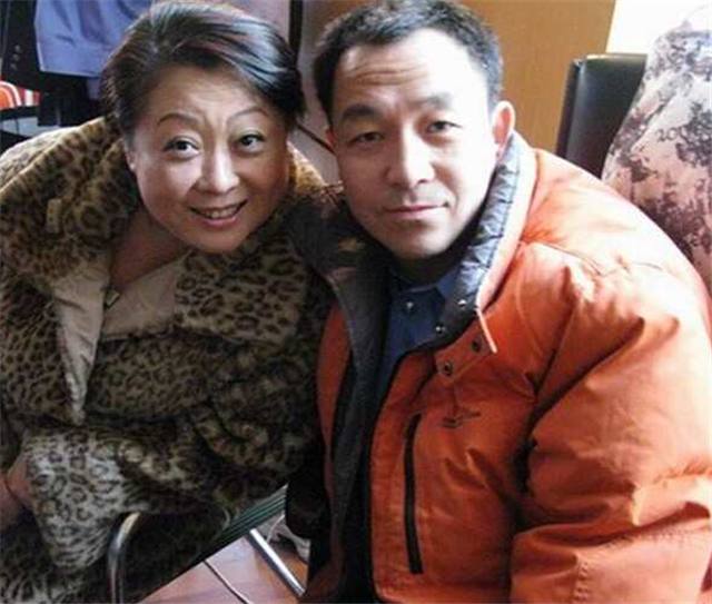 她和小11岁前夫离婚,今55岁攀上小28岁高富帅,还开上了豪车!