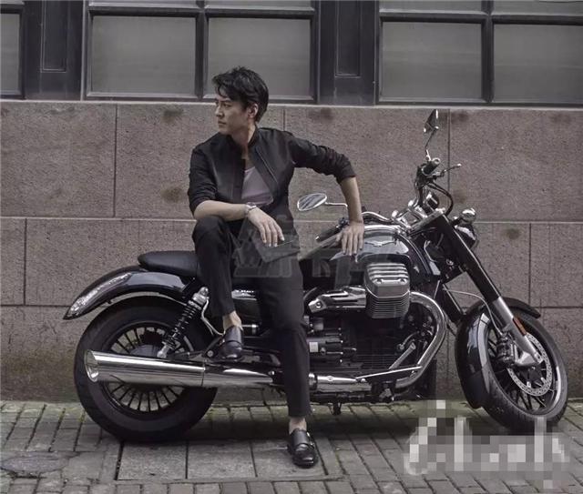 演员靳东家底丰厚,和范冰冰是邻居,坐拥路虎,一块表抵一套房!