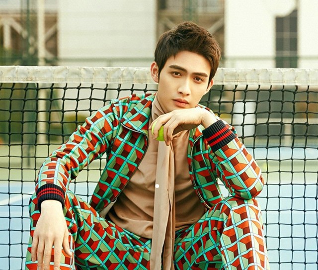 这位勇敢的男星就是张彬彬,张彬彬因为《微时代》出道,后面签约了杨幂