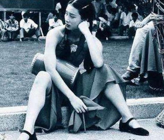 一组中国80年代老照片,图2女子好开放,图5穿着流行的喇叭裤