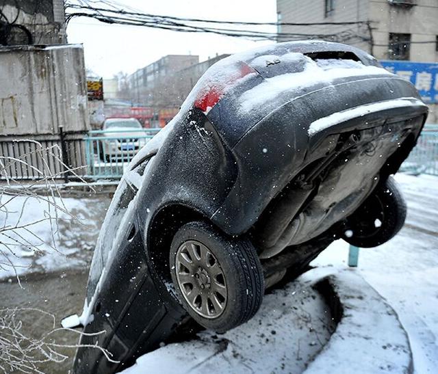 雪天开车,轮胎打滑怎么办?老司机教你一招,行车更安全