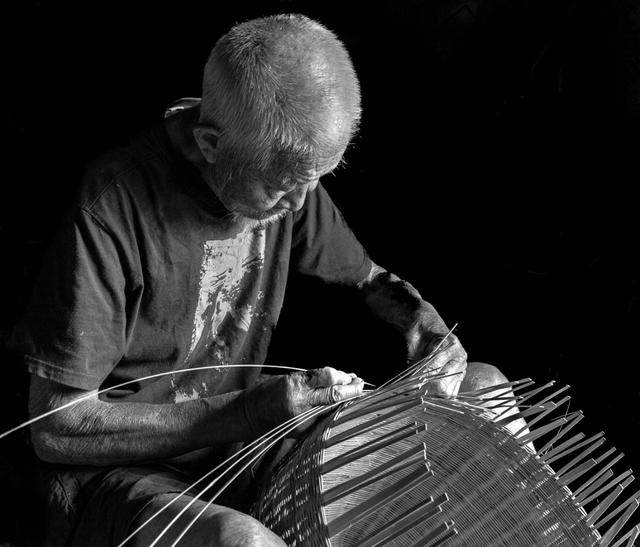 篾匠老照片正在消失的手艺现在一年到头只能赚一万元