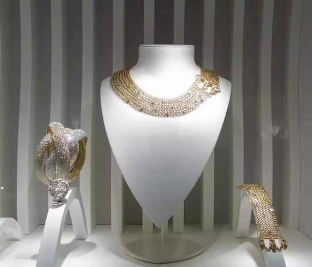 的猎豹也变得高雅起来,仔细看甚至还透着一丝萌意~ 全钻石版经典手链