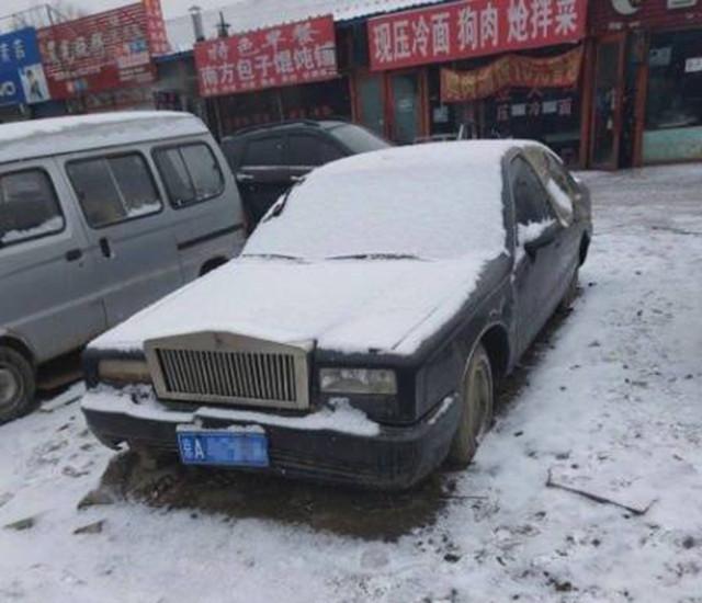 京牌劳斯莱斯被弃街头成僵尸车,引热议:真欺负我们不懂车?