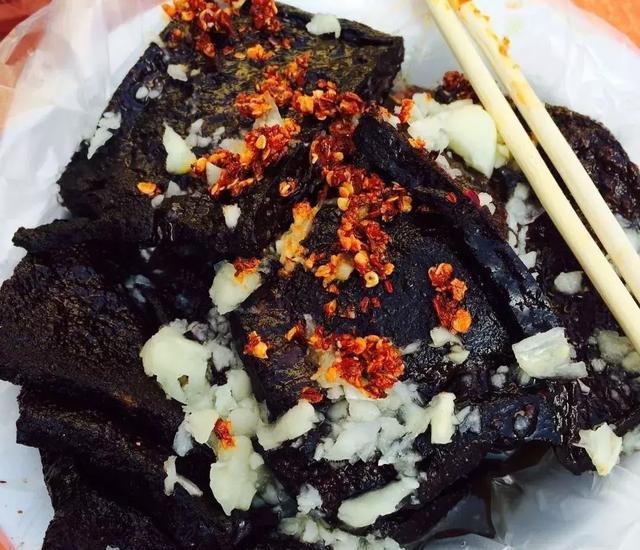 从此以后,只要想吃煎猪血,我就会跑到那里去吃一份.