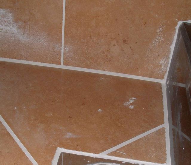 一旦装修工人贴瓷砖用水泥填缝赶紧停工重做否则一分钱也别给