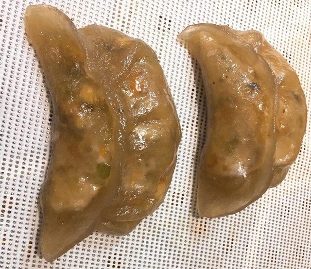 婆婆用红薯粉做饺子皮 十几分钟后变成黑色饺子 网友被惊到了