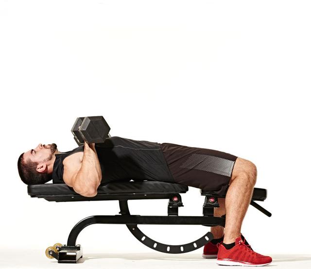 动作三:上斜卧推