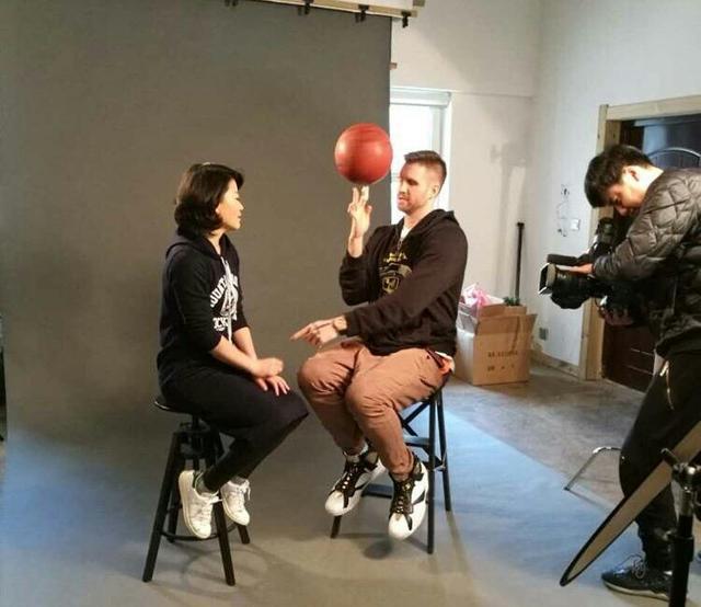 工作圆满完成——他接受了辽宁卫视都市频道美女主播曹琳琳的特别专访