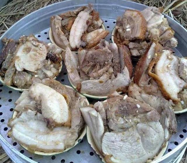 农村90后小伙结婚,婚宴上大鱼大肉分量足却没人吃,原因让人心酸