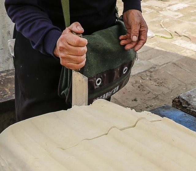 72岁大爷街头卖手工豆腐,一天三百多斤,净赚300多块