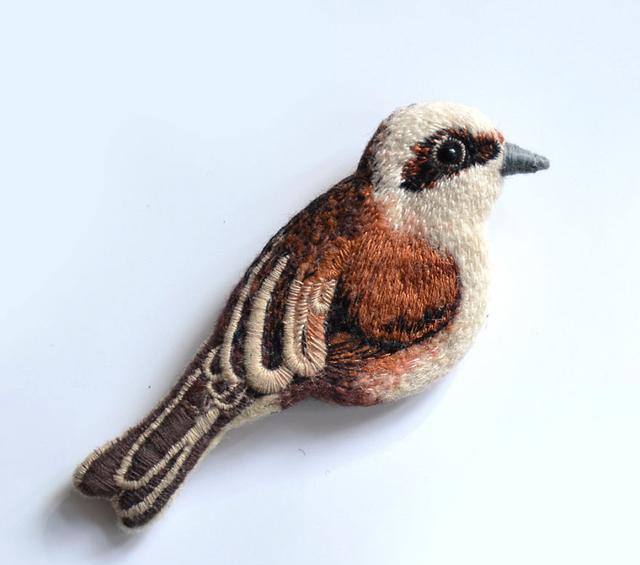 绣鸟能闻声美丽而独特的刺绣胸针其技艺之高超艺术捕梦