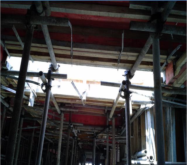 支模架用外脚手架作支撑与外脚手架连在一起楼梯间支模架立杆跨一层半