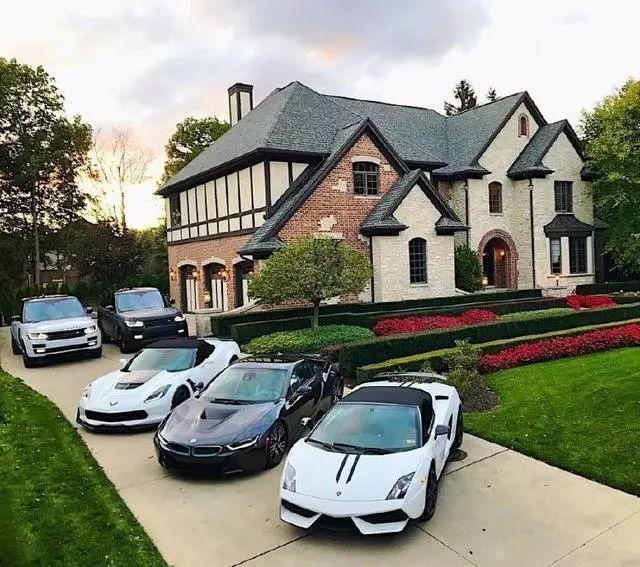 国外土豪都是开豪车住豪宅,而国内土豪却开豪车住出租房?