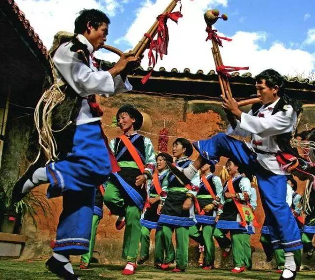 彝族"打歌"一个热闹的万人群众舞会