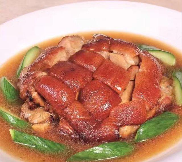 乡下大厨那里学来蒸肘子 经过"汆水,清洗,汽蒸"每天卖到脱销