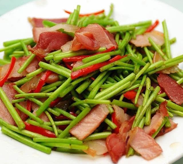 江西特色名菜藜蒿炒腊肉,唇齿生香,回味悠长