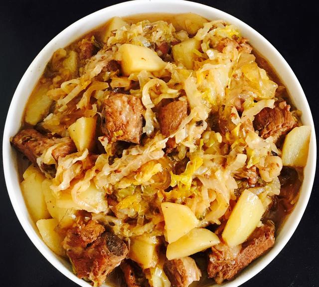 排骨土豆烩酸菜的家常做法