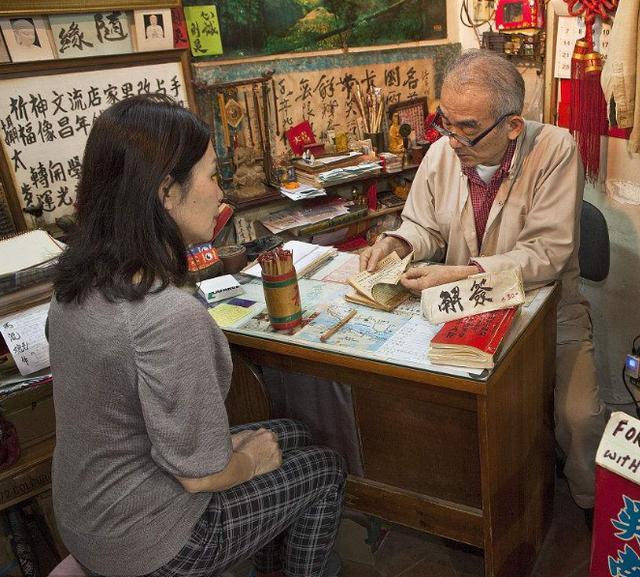 丈夫有钱后老婆被赶走算命师傅对她说你会幸福一辈子