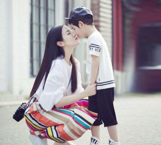 据了解,王黎雯跟杨烁在2009年时候合作了抗战剧《生死线》,剧中王黎雯