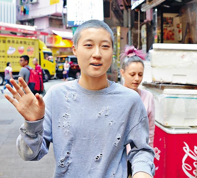 18岁吴卓林坐在街头抽烟,妈妈终于出招劝女,网友:成