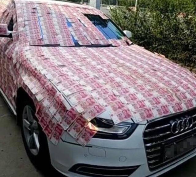 车主竟然用钞票把全车贴满,就连挡风玻璃上也有,这样的行为无疑是在
