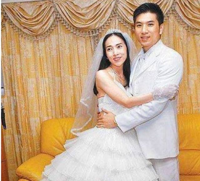 19岁嫁豪门自称上流人士却买地摊货育4女2儿不知生父是谁
