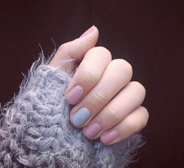 简简单单的纯色美甲温暖简单最适合春节过年了