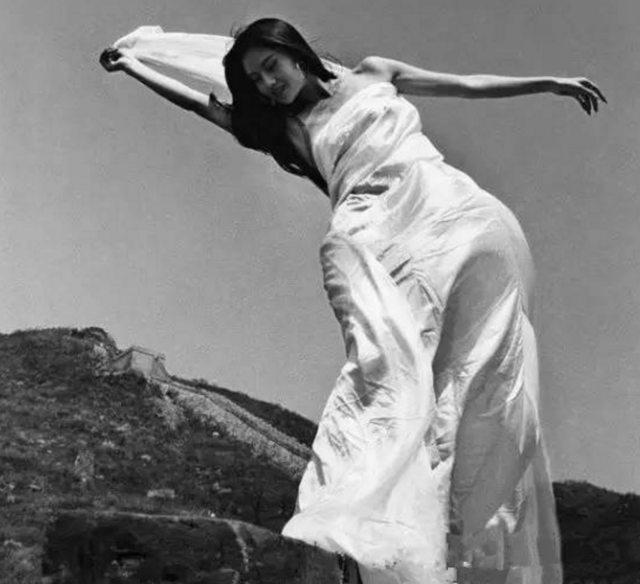 90年代老照片:年轻时的杨丽萍在长城上跳舞