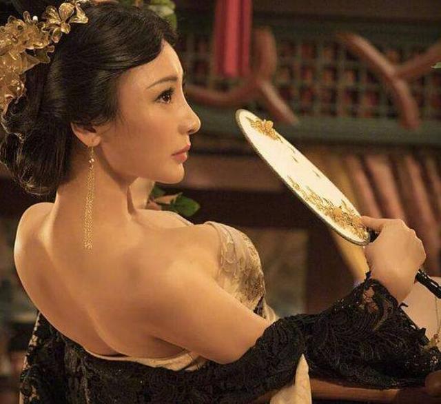 柳岩古装豪乳抢镜网友表示真的快看腻了