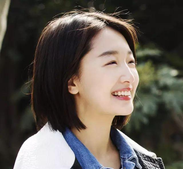 短发造型的周冬雨不会显得那么的笨重了,非常俏皮可爱的女孩,这样也是