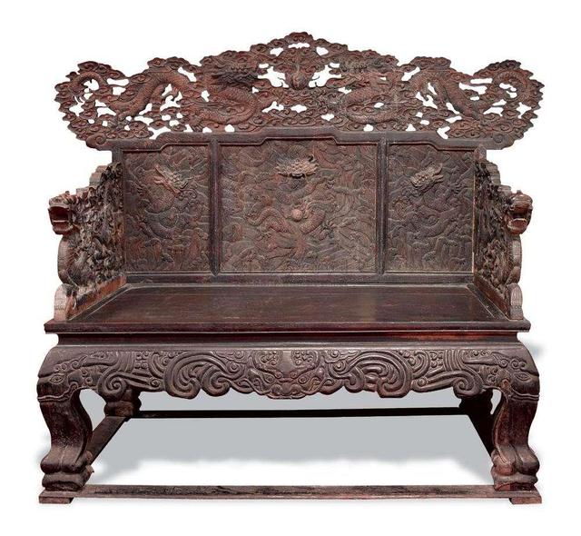 据专家鉴定,朱国栋的这张龙椅的确是明朝初年产物,是用上等的"皇帝木"