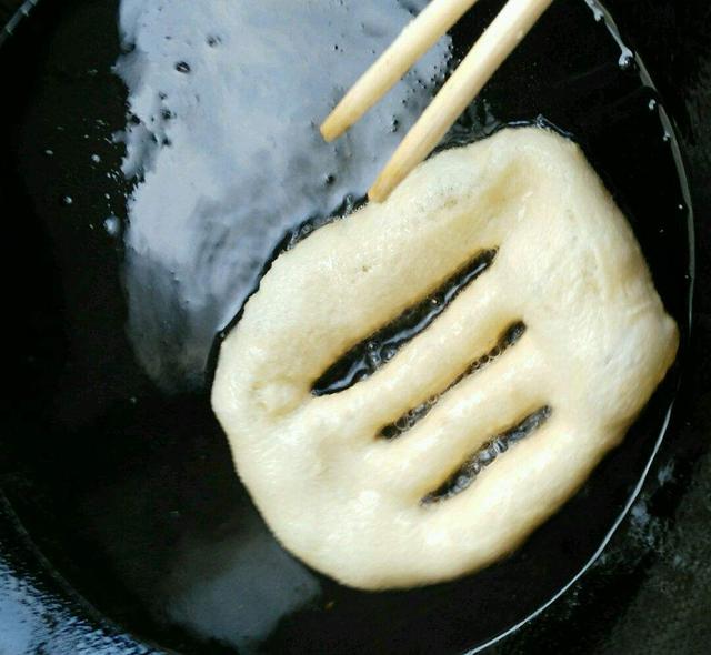 一斤面粉俩鸡蛋,自制炸油饼,酥软蓬松又健康,比油条好吃多了!