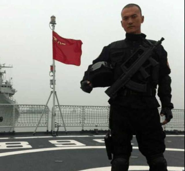 他曾红极一时,也曾拥有美丽动人的妻子,没想到现在竟然变成这样