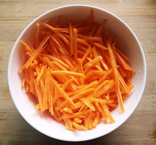 2根胡萝卜一碗面粉,不用一滴油,拌一拌蒸一蒸,满满一大盆不够