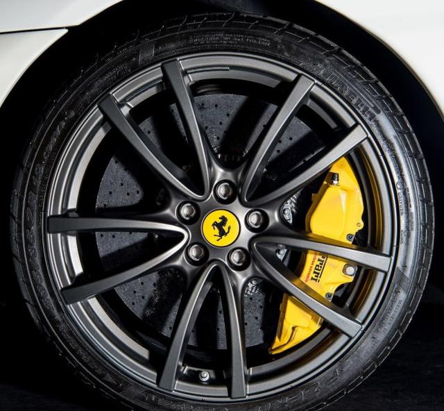 法拉利f430sc16m跑在公路上的f1赛车