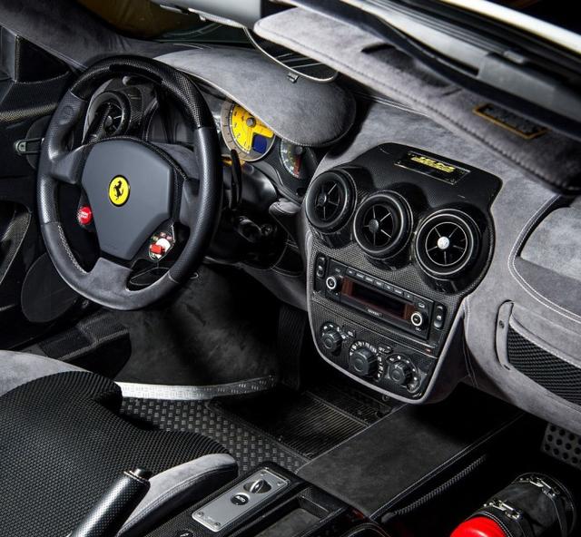 法拉利f430sc16m跑在公路上的f1赛车