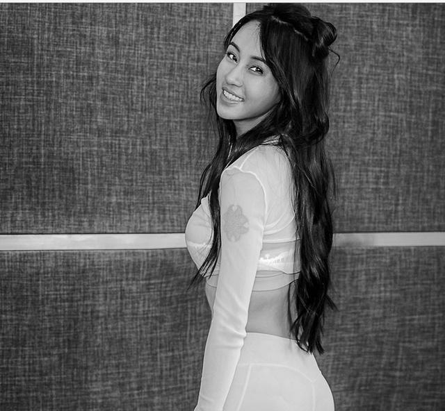 母其弥雅静态写真,一身白色运动服饰尽显性感好身材,魅惑感十足