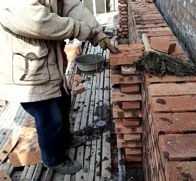 农村泥瓦工,一天工资300元,你确定你吃得了这苦?