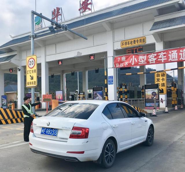 姓名:吴美真岗位:漳州高速公路华安收费所办公室干事感言:高速春运