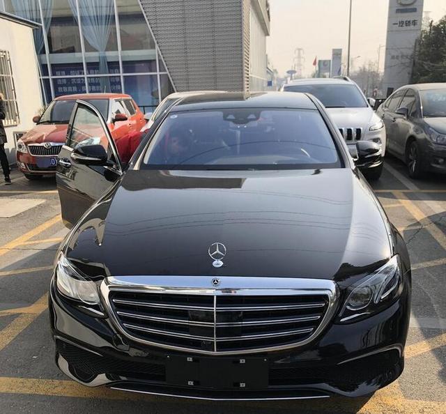 男子创业失败, 因还车贷和房贷压力大, 现开奔驰