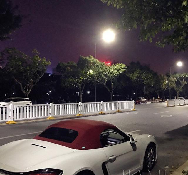 萌妹也爱车拍保时捷718boxster