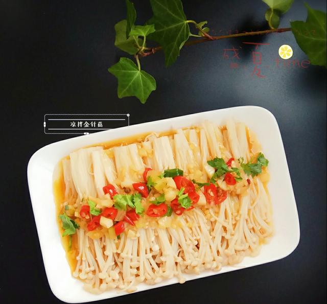 天气这么热,凉菜首选,来一份劲辣开胃的凉拌金针菇吧