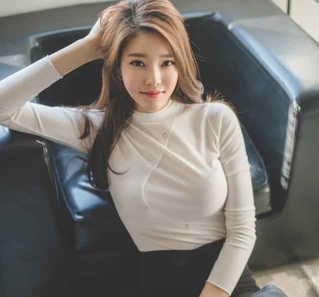 胸大不一定好,会穿才迷人,紧身t恤衫让你凹凸有致更显女人味