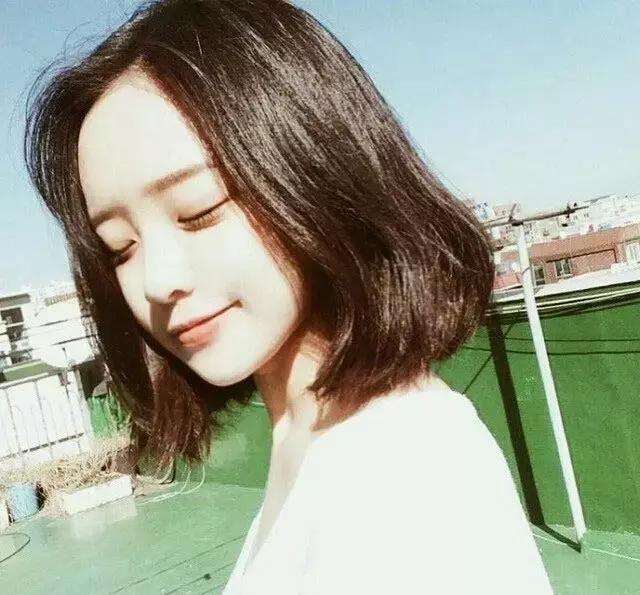 短发女孩的个人头像这么拍逆龄清新又出众