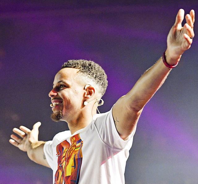 3,杜兰特,库里,汤普森经过一个赛季的磨合,变得更加默契,新赛季化学