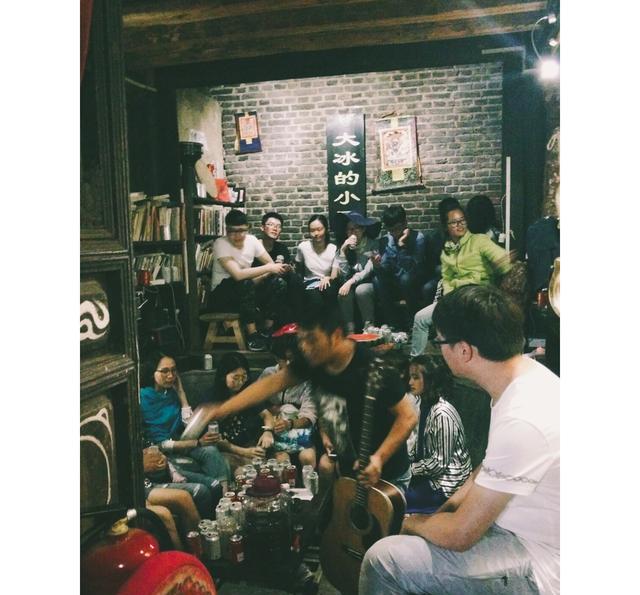 正文  古城闲逛中偶然中发现了大冰的小屋和老兵火塘,只在外面看了看