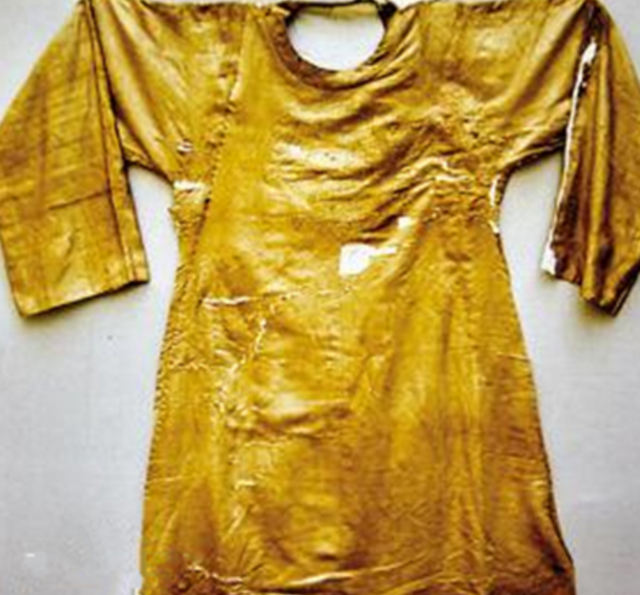 此人捡到龙袍却不识货:无聊时把它撕成烂布,让专家傻眼了!