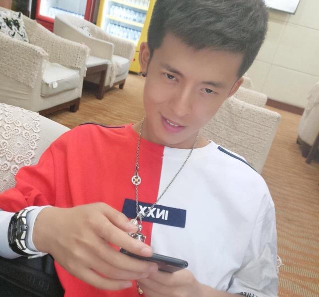 刘一手再爆新料:yy平台只有两个人不想来快手直播,他们是谁?